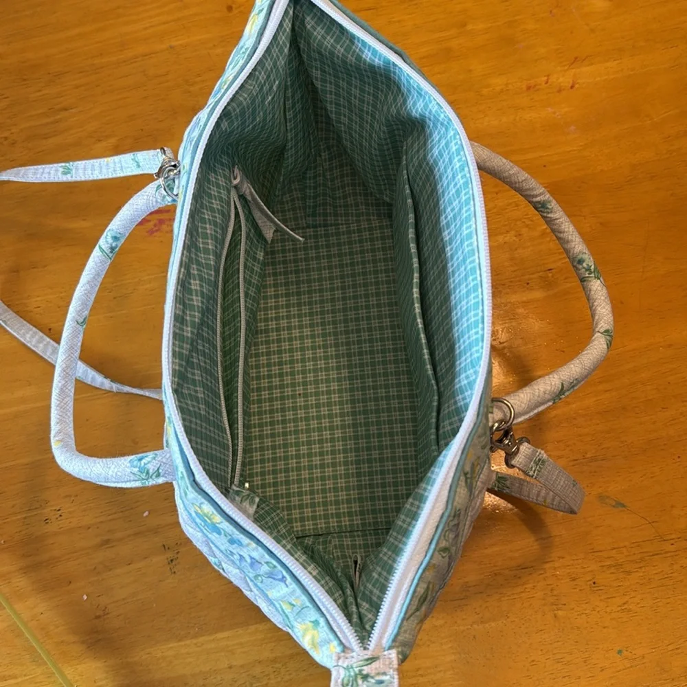 Vintage Vera Bradley. 2 handles, zipper close. 2 pocket inside. Never used - Picture 9 of 16
